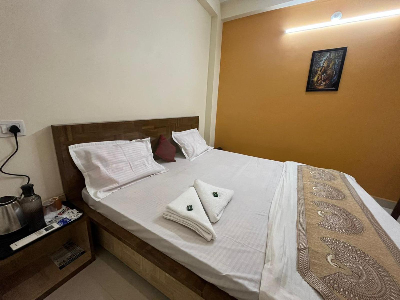 Hotel Shivashray Luxury Stays & Inn Ujjain Værelse billede